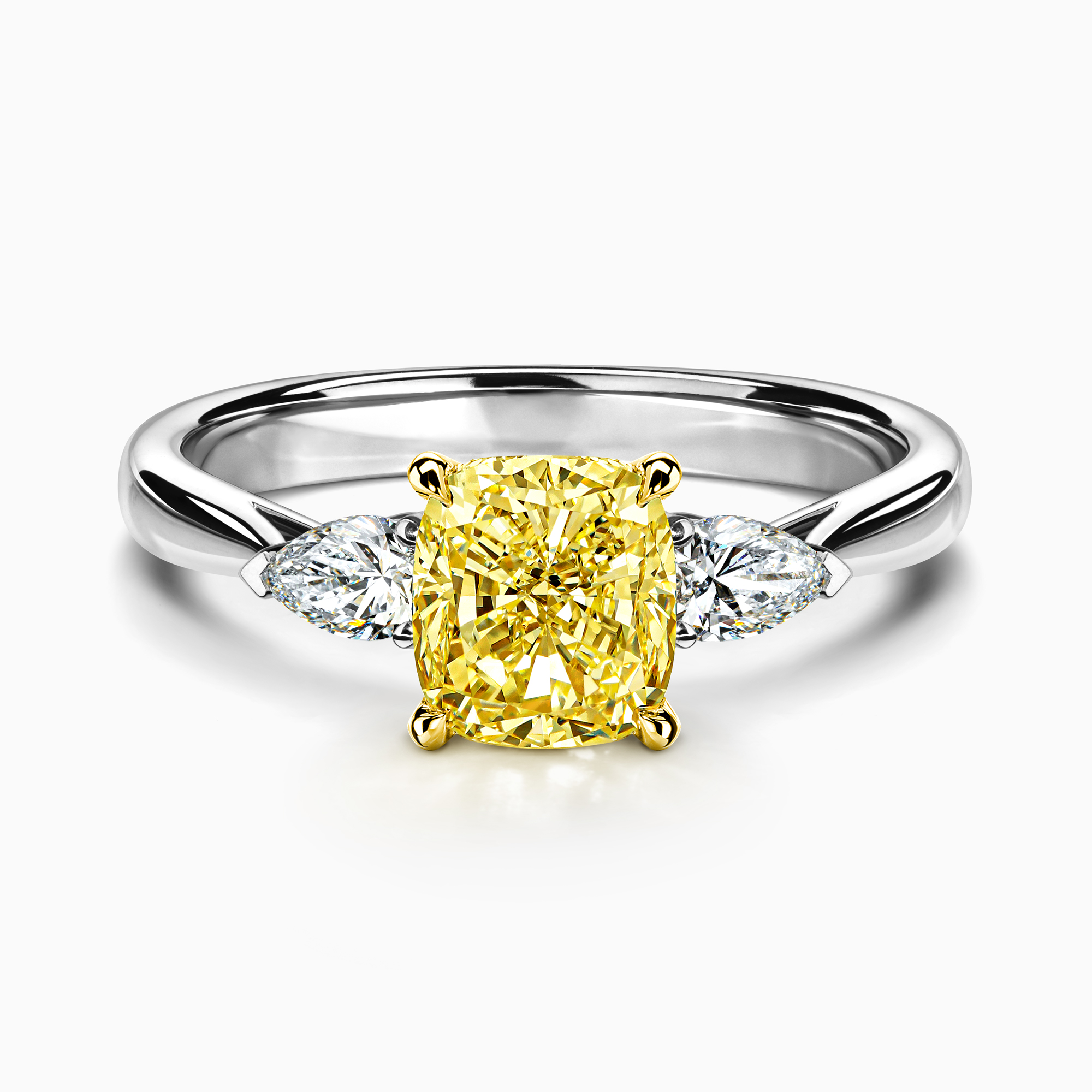 Кольцо с желтым бриллиантом.