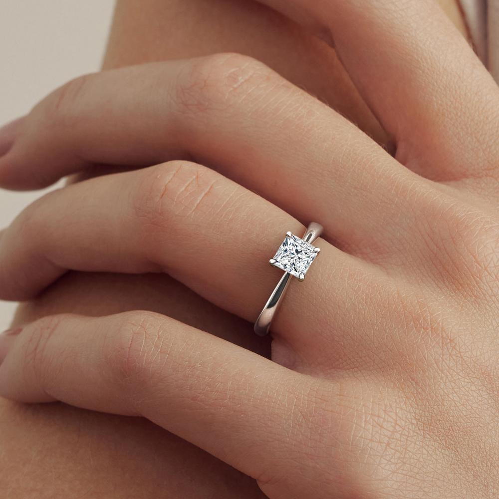 Стильное помолвочное кольцо с бриллиантом огранки "Принцесса" купить в ювелирном интернет-магазине LA VIVION