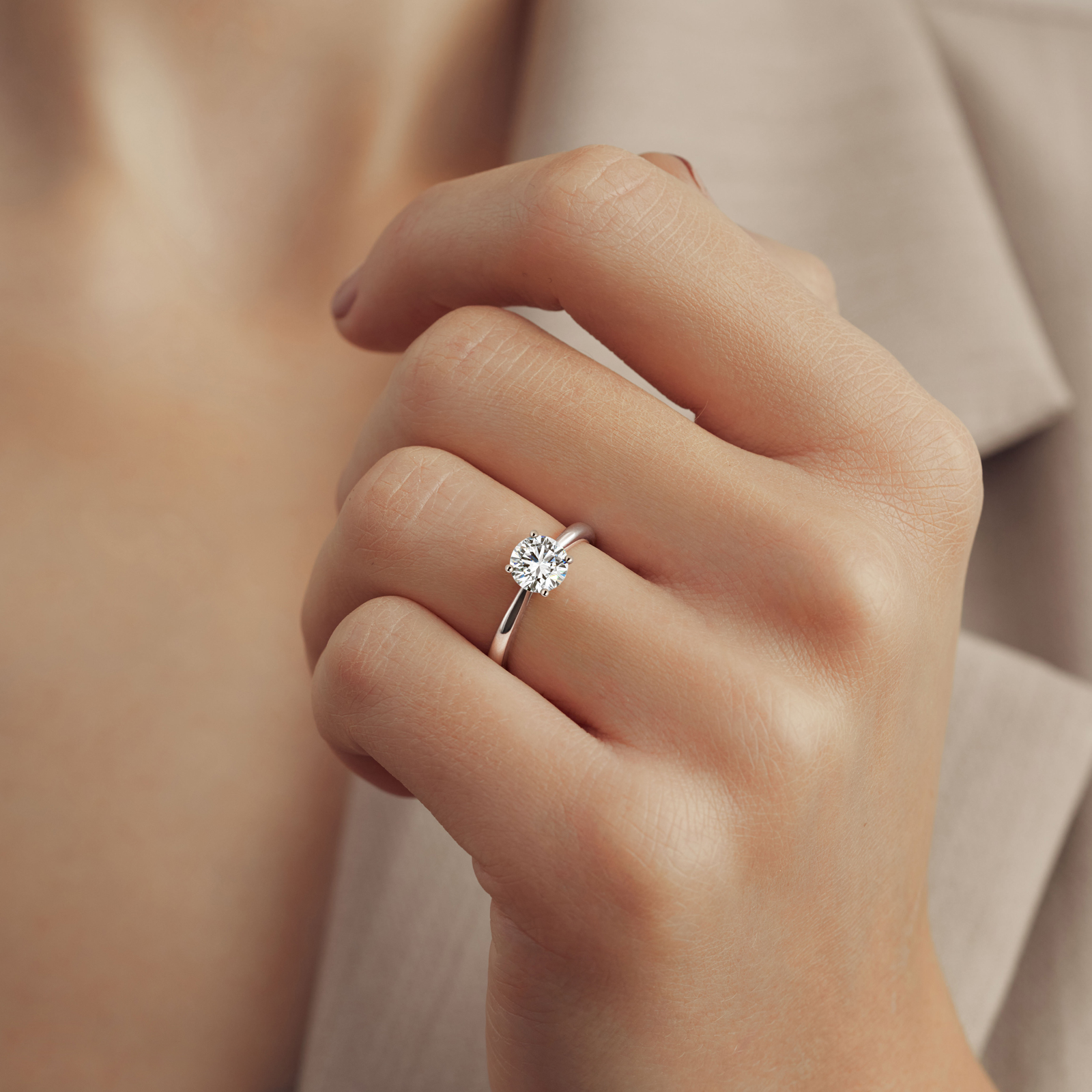 Помолвочное кольцо с бриллиантом женское