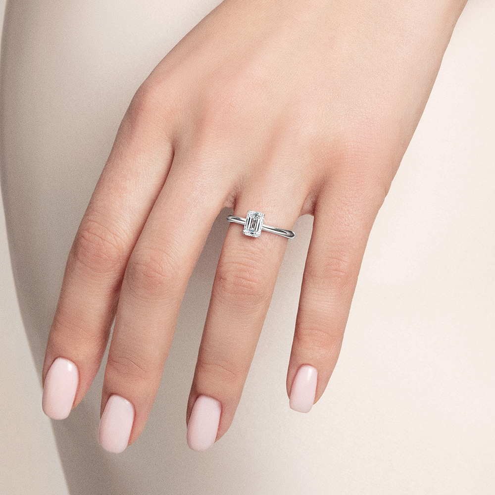 Помолвочное кольцо Emerald (Изумруд) с бриллиантом Изумрудной огранки купить в ювелирном интернет-магазине LA VIVION