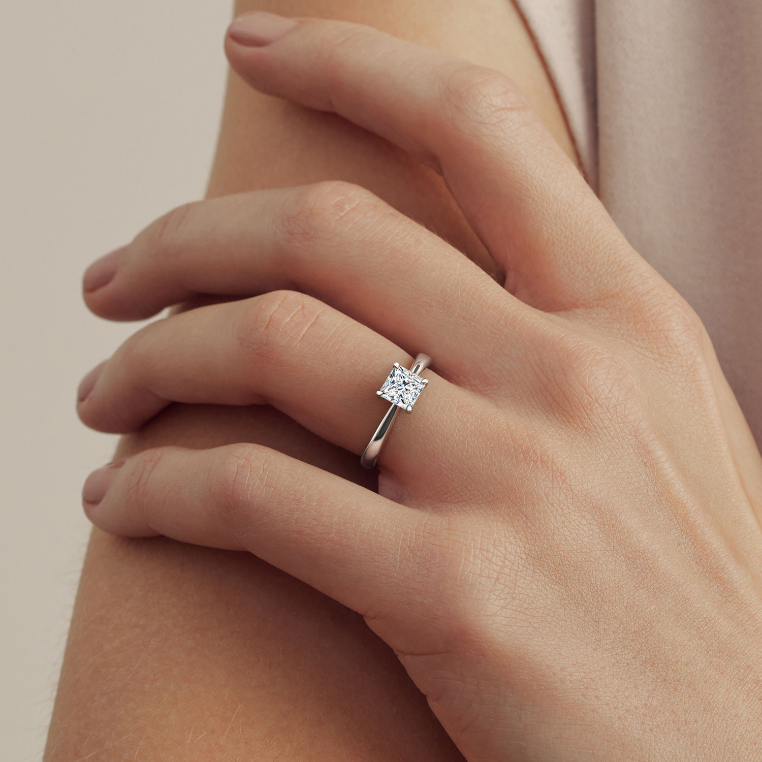 Помолвочное кольцо с бриллиантом огранки "Принцесса" купить в ювелирном интернет-магазине LA VIVION
