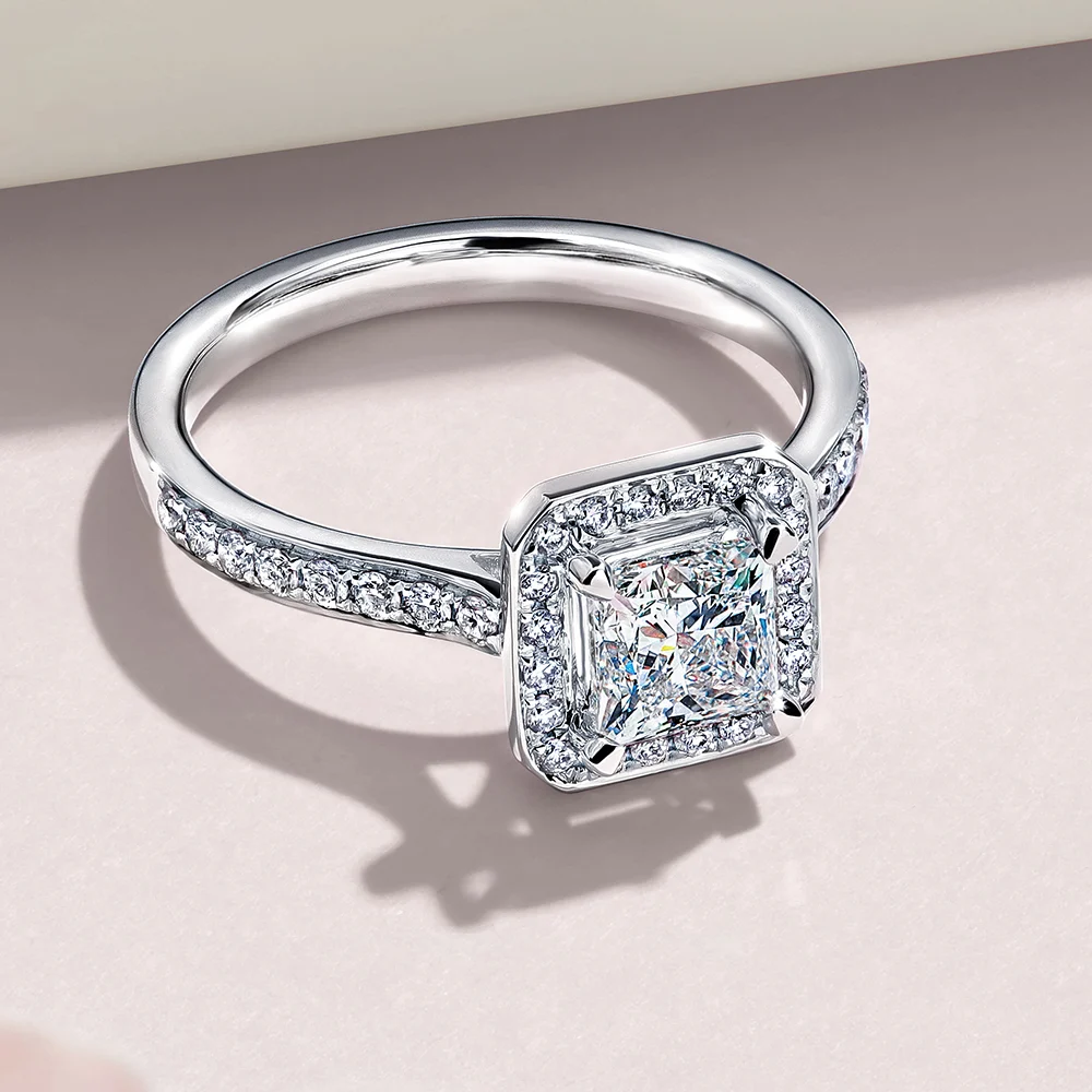 Кольцо с бриллиантом принцесса с ободочком из бриллиантов.